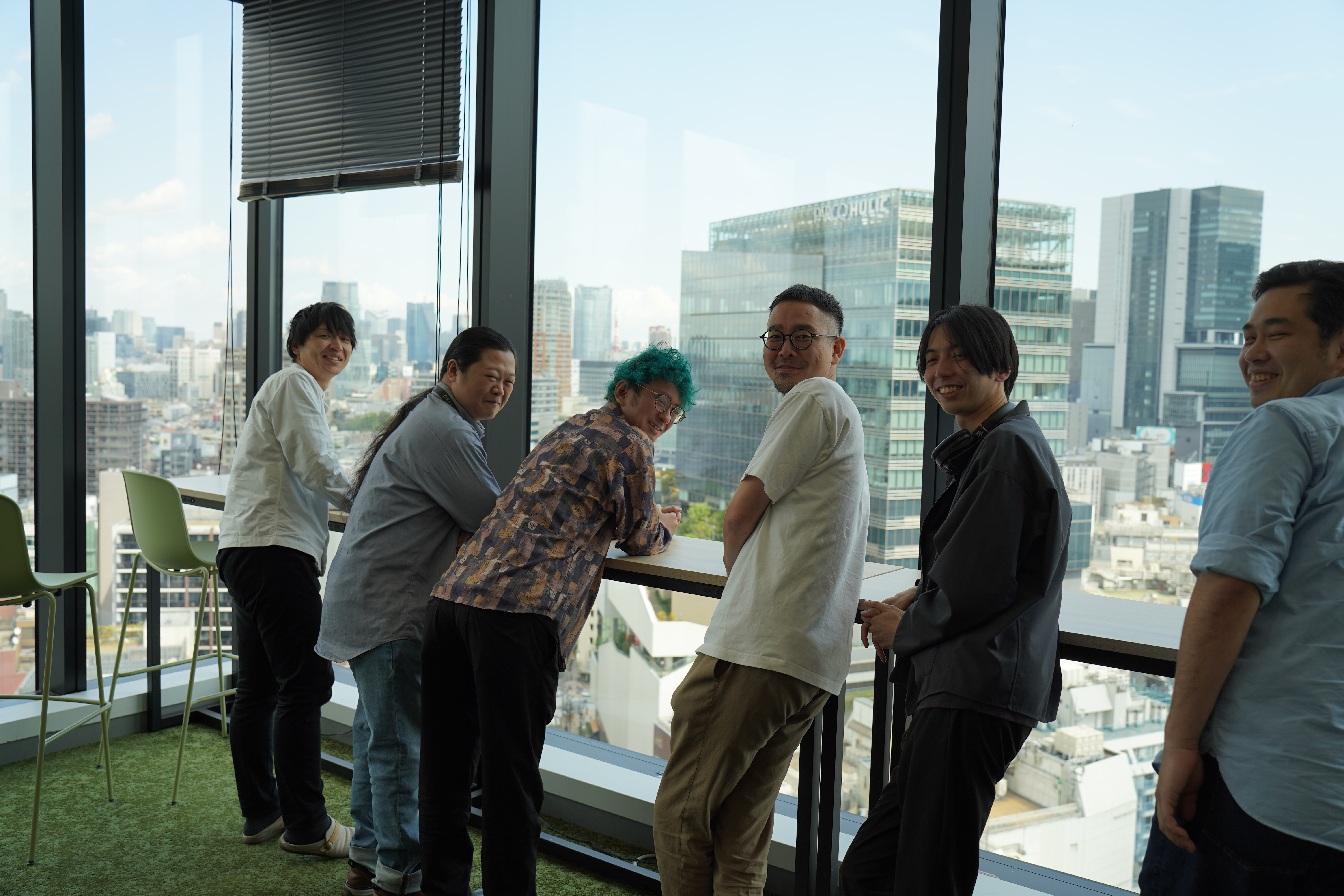 カメラマンの声掛けに振り返るプロジェクトメンバー達