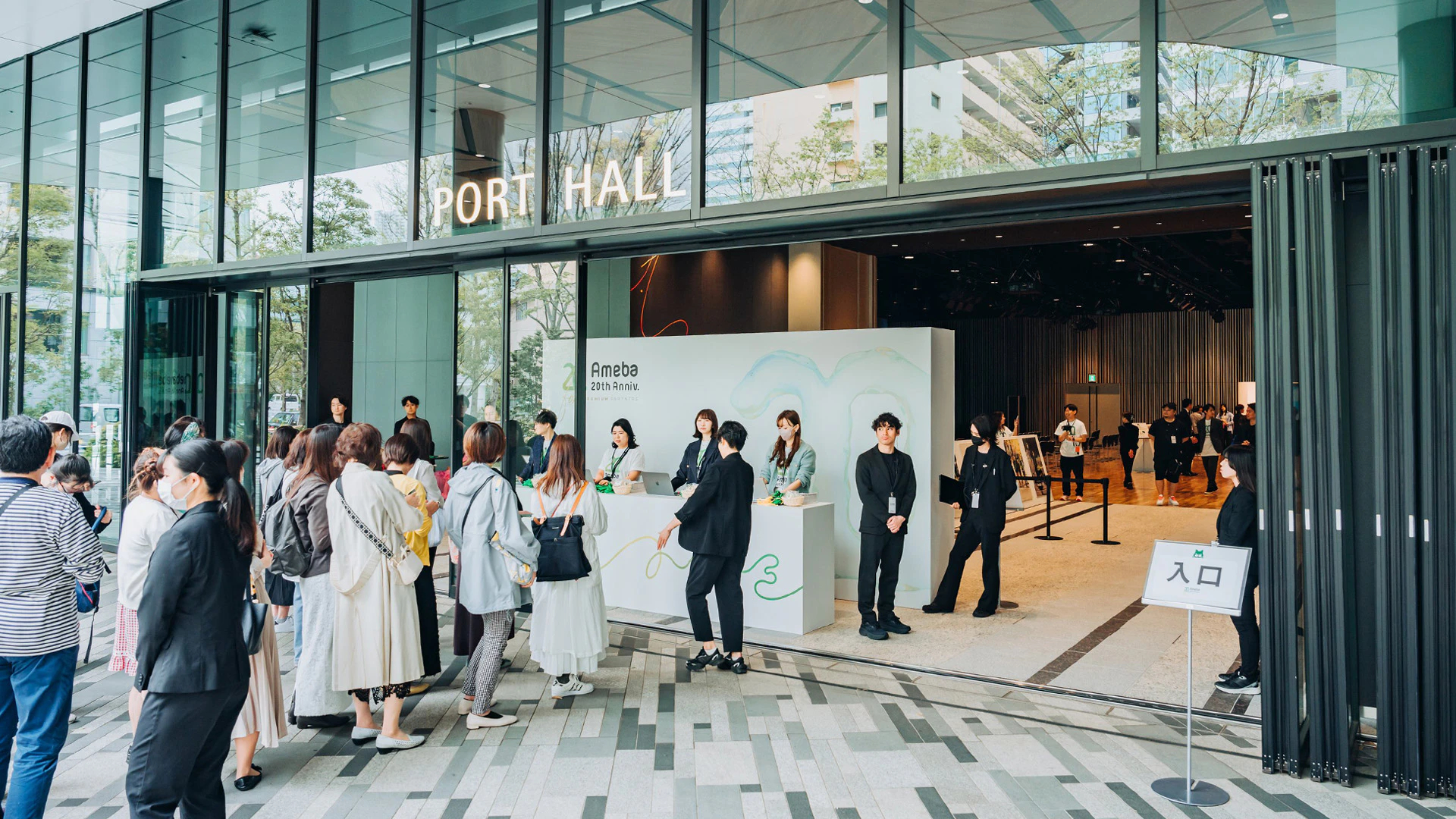 開場前に並ぶブロガーと受付の様子