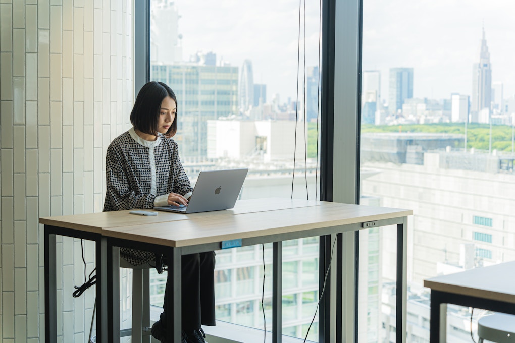 作業をする女性