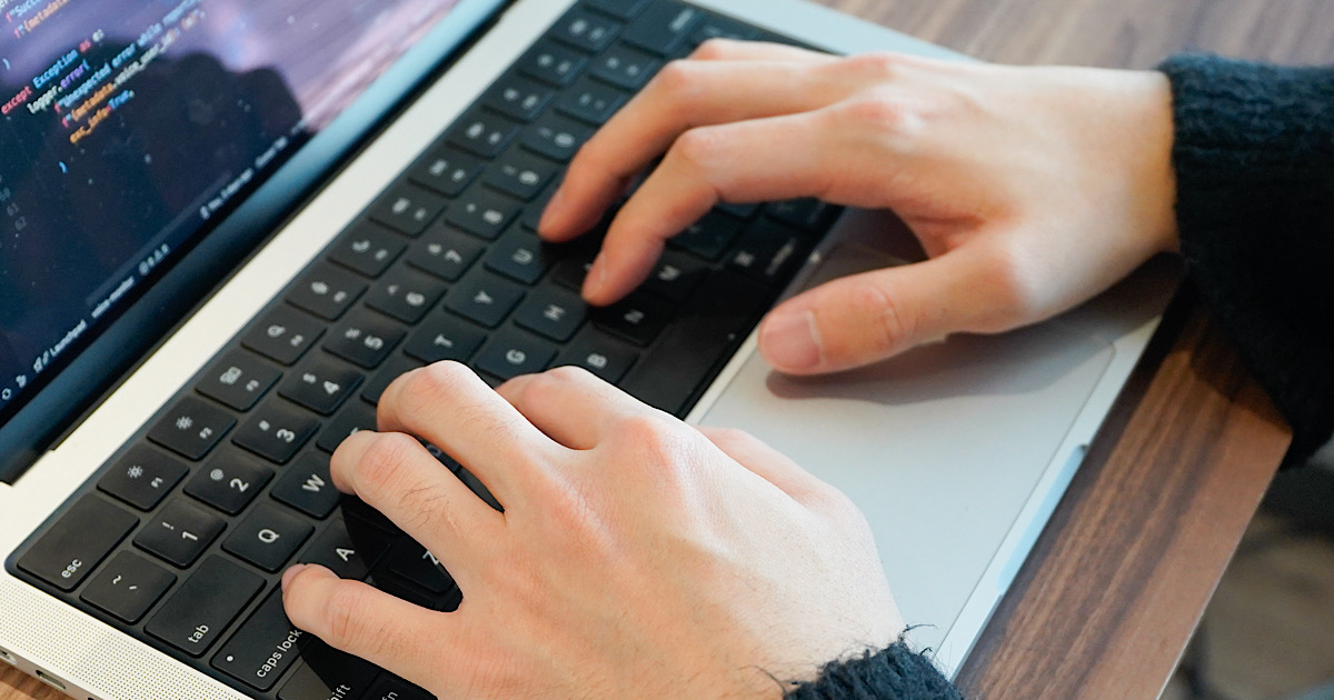 キーボードの手を添えてる写真