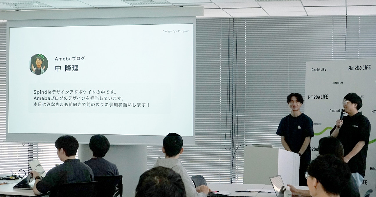 講師の紹介をしている場面