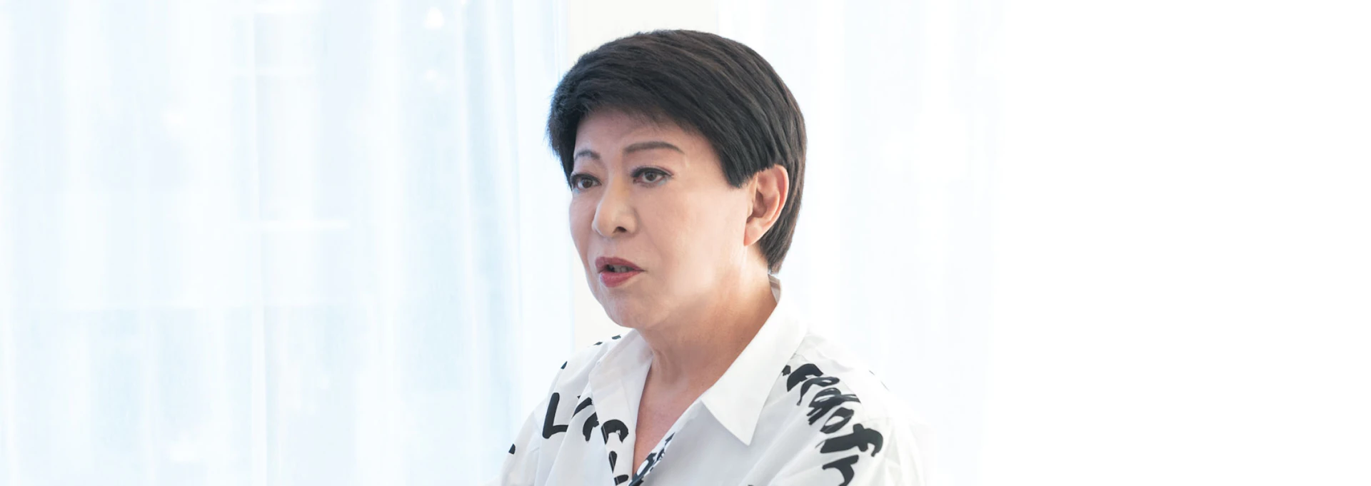 【画像】左を向き話す美川憲一さん