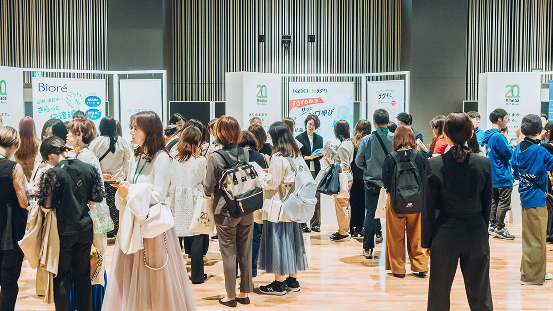 ブースを回るブロガーの様子