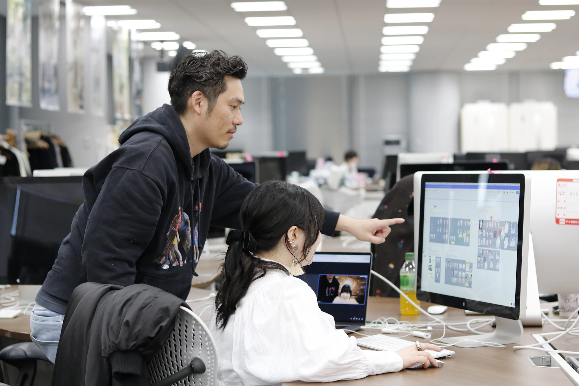 先輩アートディレクターと一緒にイラストのフィードバックをする宇佐美さん