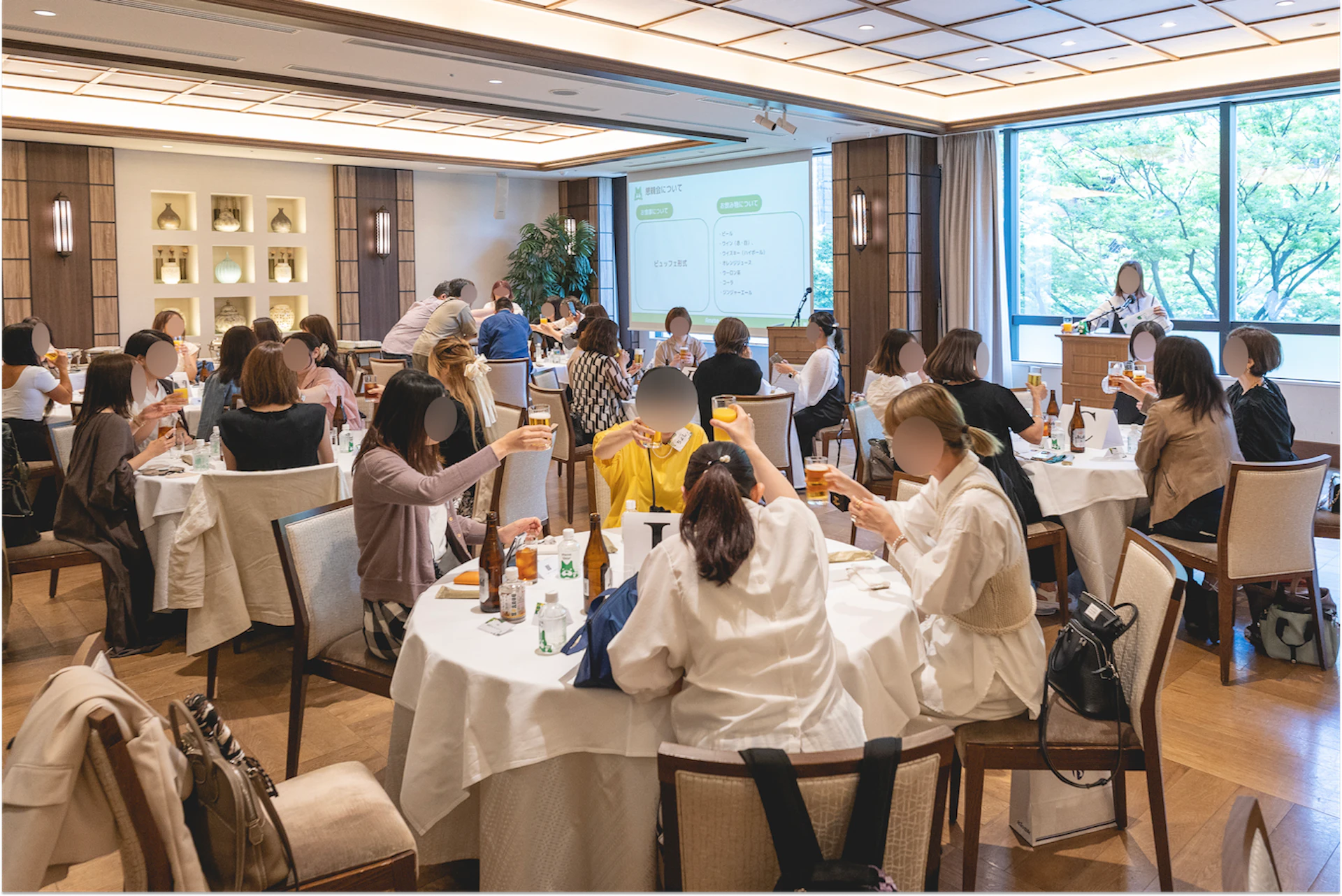 乾杯をするトップブロガーの写真