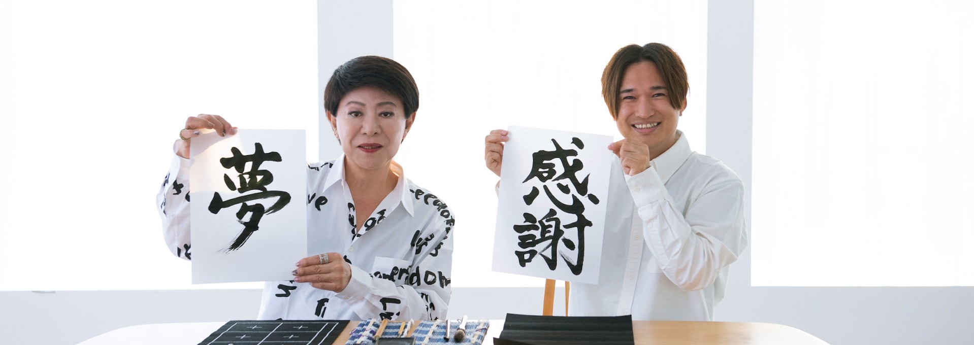 【画像】美川さんとAmeba菊地が書いた書道を持ち笑顔の写真
