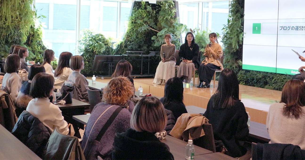 トークショーに登壇する3人の女性(オバタビさん)と聴衆者の写真