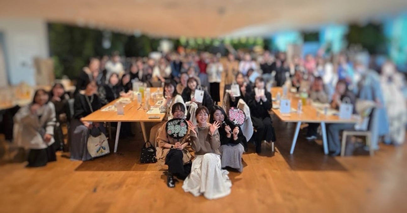 3人の女性（オバタビさん）と彼女たちを取り囲むファンとの集合写真