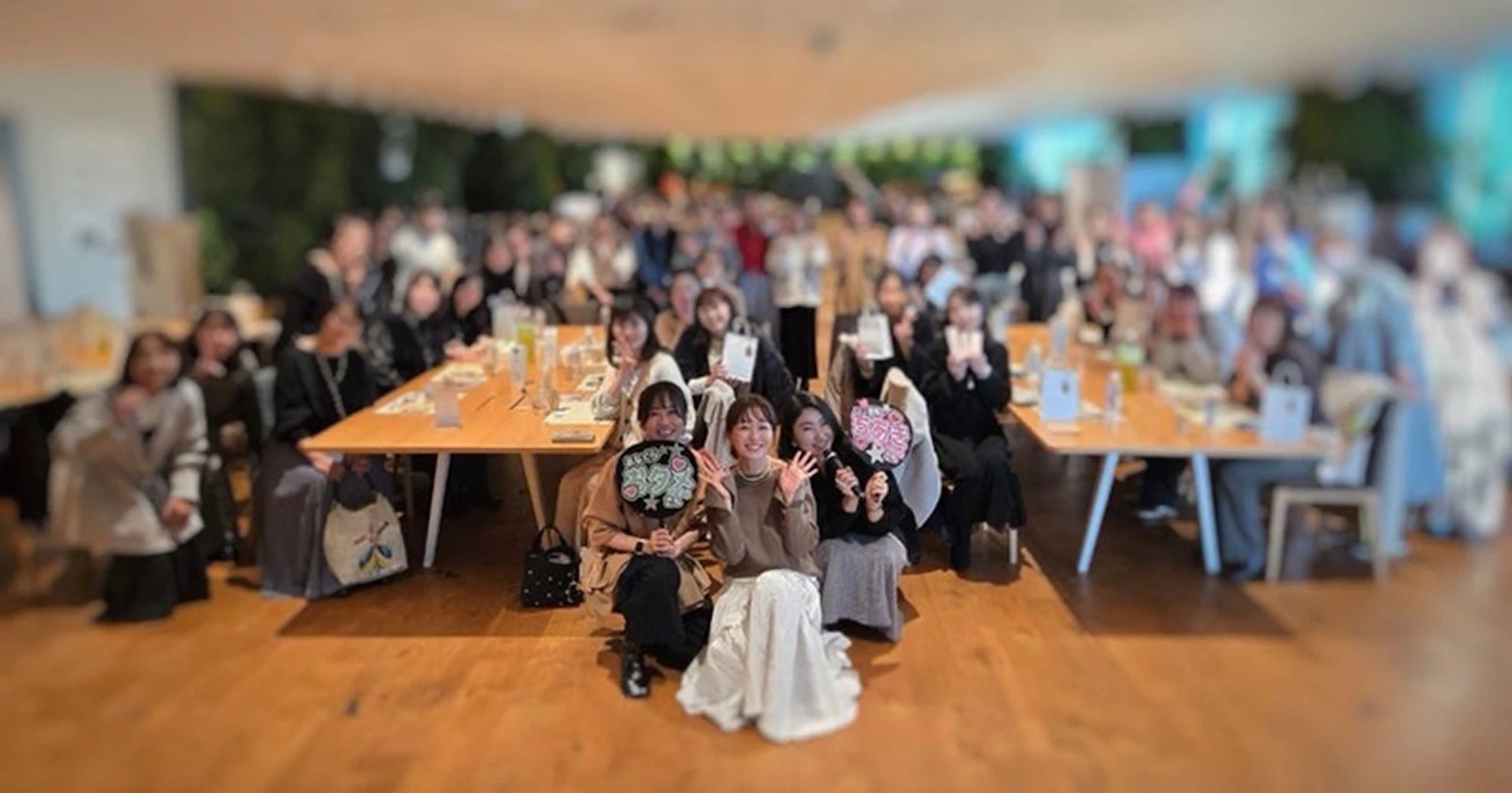 3人の女性(オバタビさん)と彼女たちを取り囲むファンとの集合写真