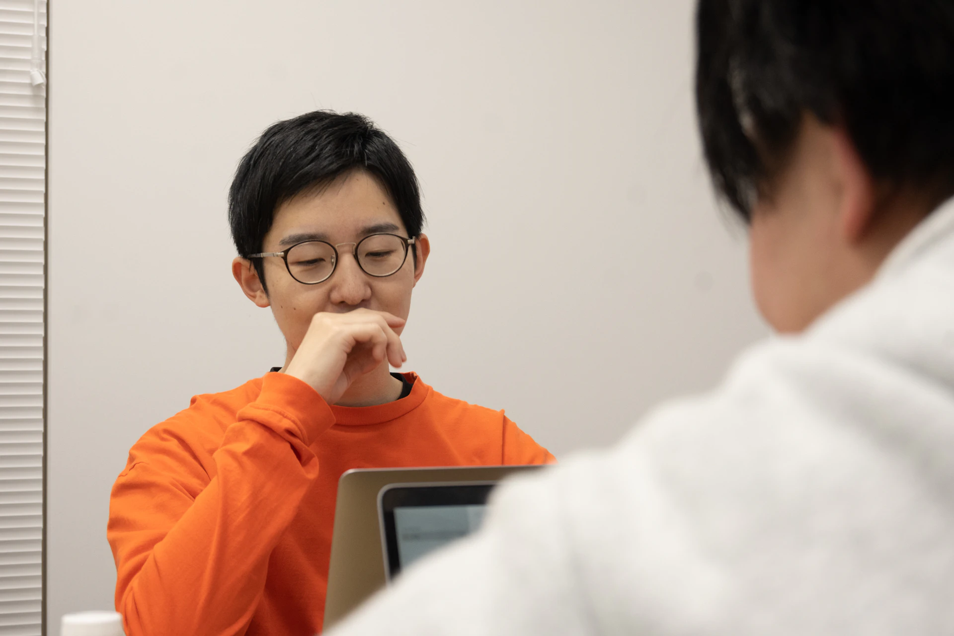 考える宮原さん