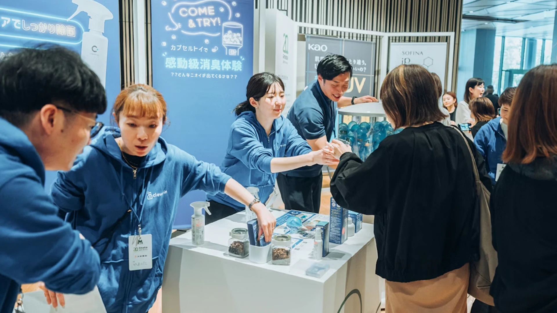 クレベリンスプレーを試すブロガーの様子