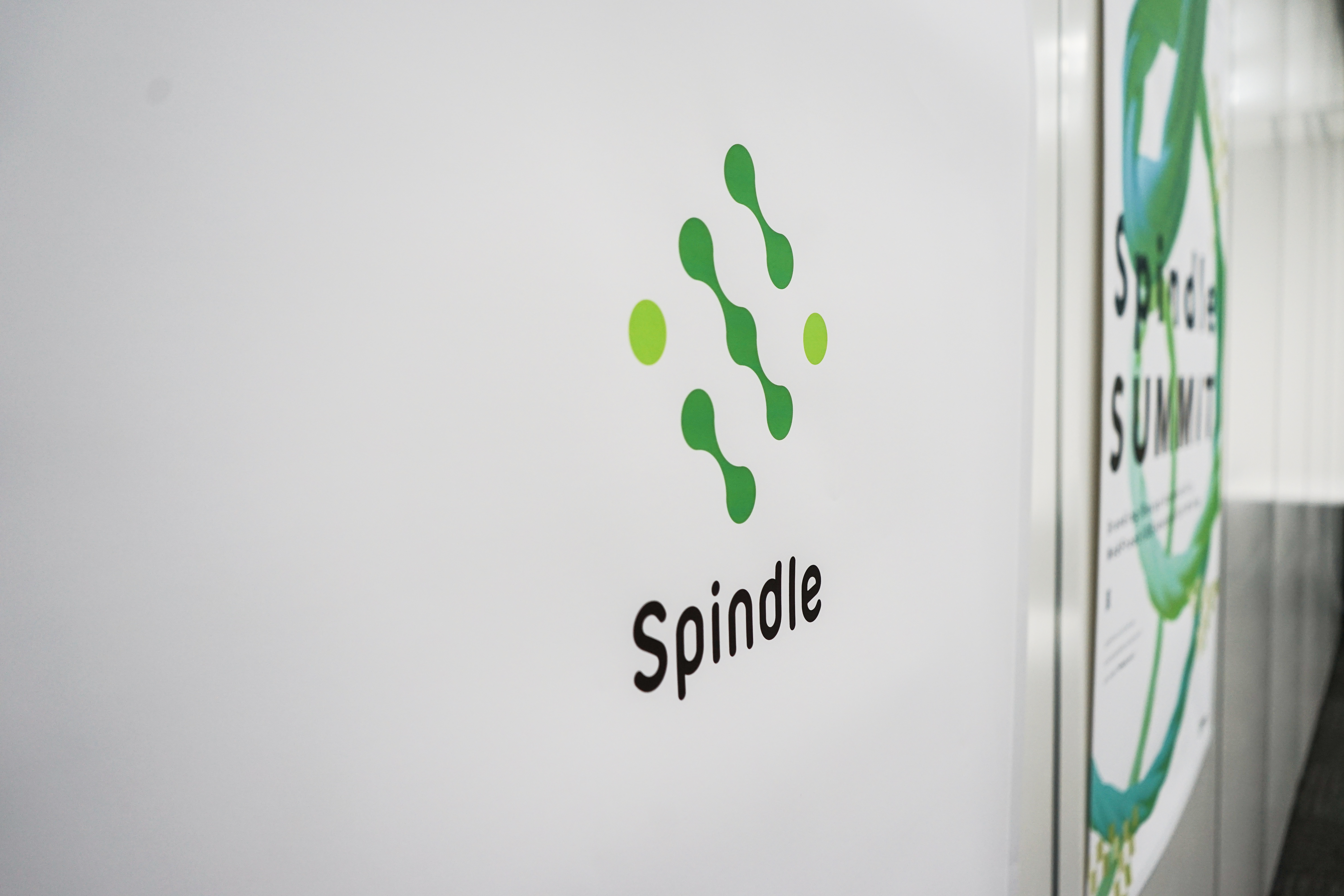 Spindleのロゴが大きく映っているポスター