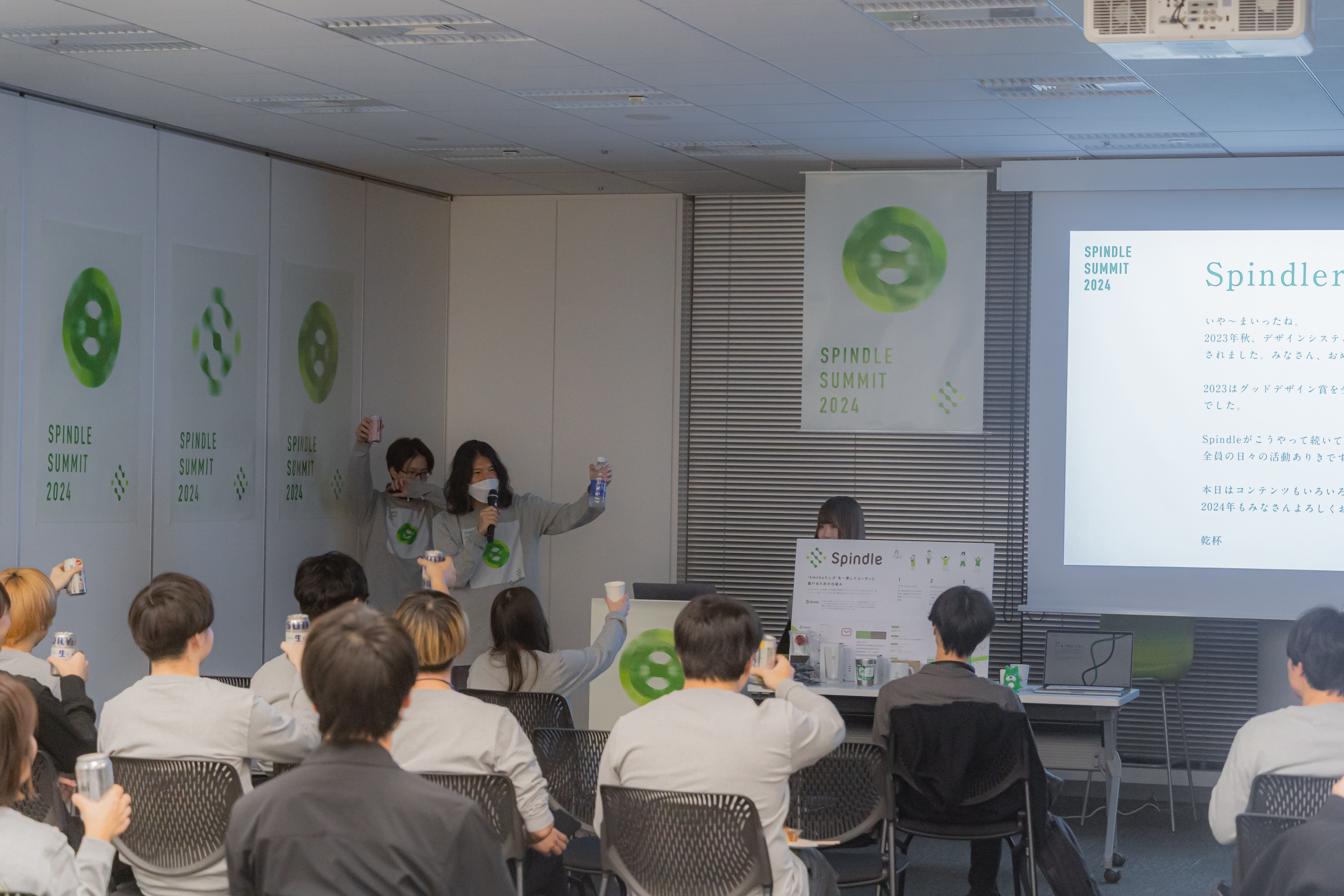 乾杯している参加者