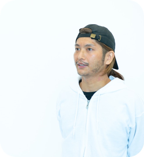 正面少し右を向いて語る原