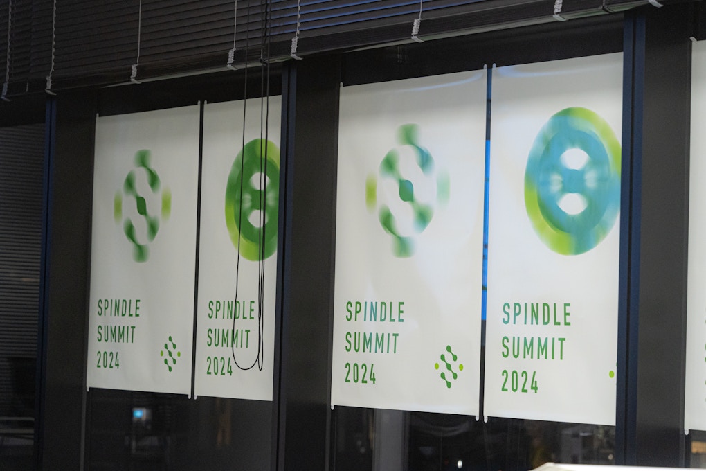 Spindleのロゴが大きく映っているポスター