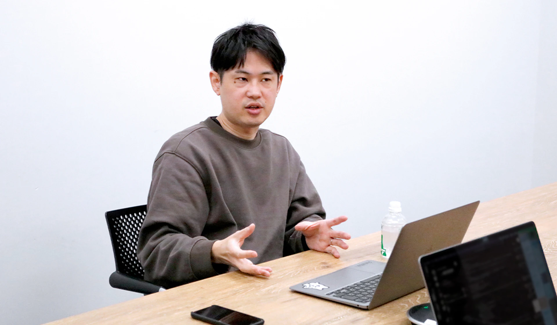 インタビューでの下山さんの写真