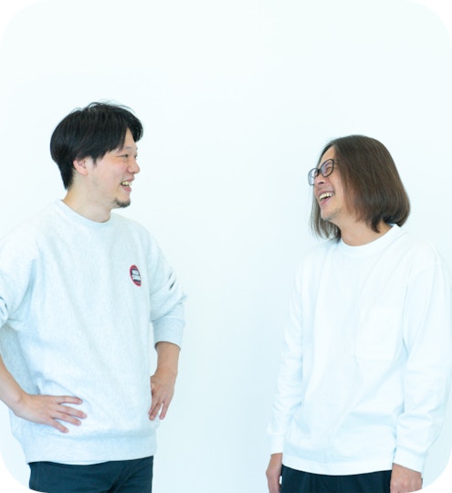 二人で向き合って和やかに話している様子。左:林、右:星