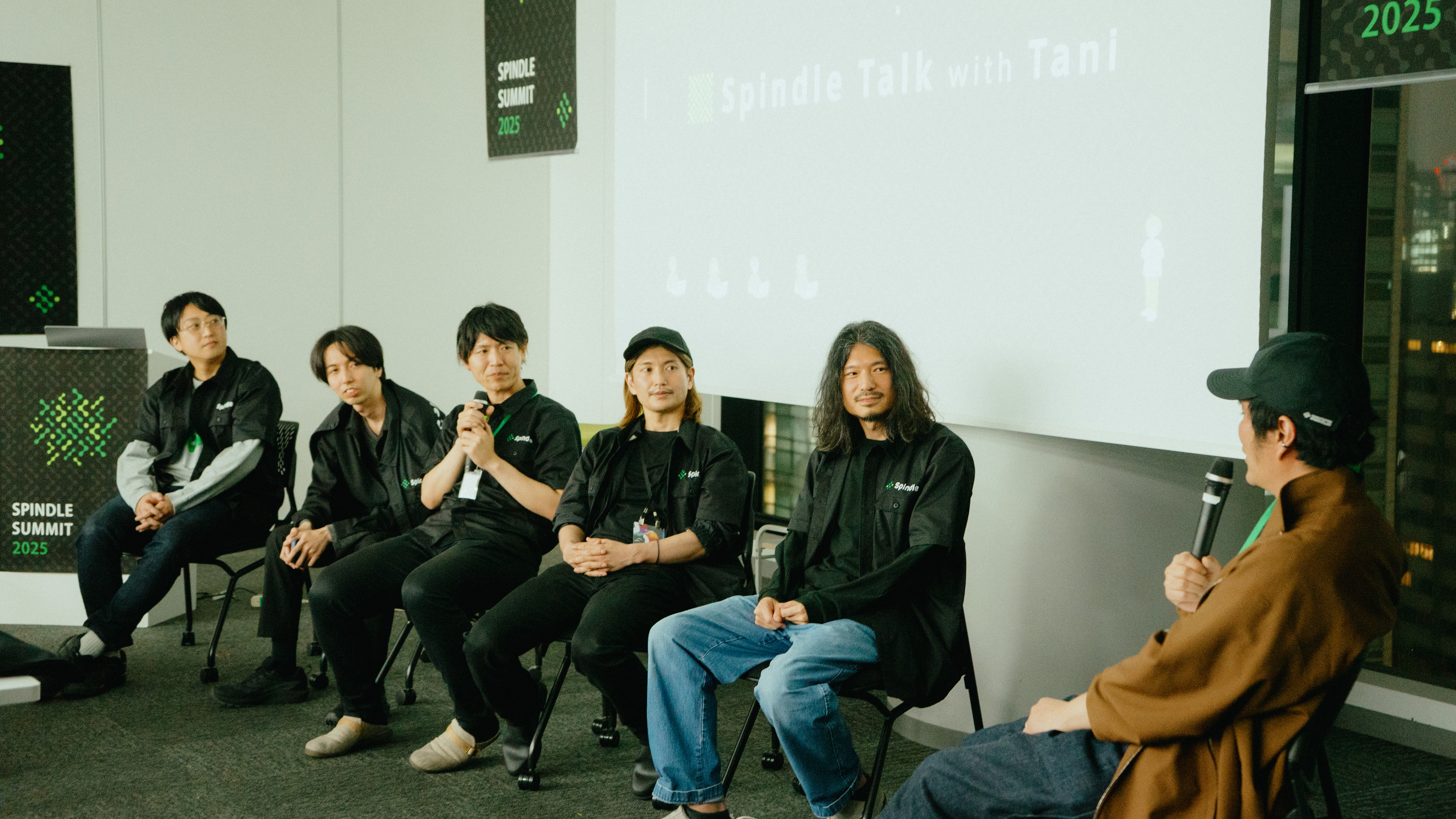 「Spindle Talk with Tani」と題されたセッションで、6名の登壇者が壇上でディスカッションに参加している風景。