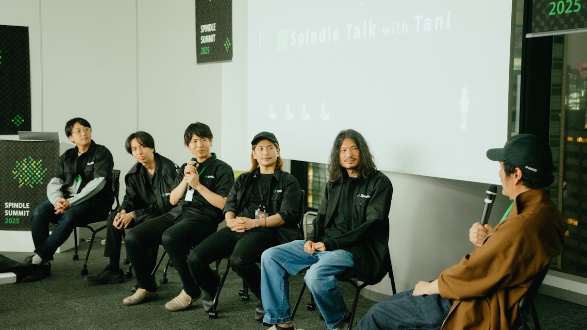 「Spindle Talk with Tani」と題されたセッションで、6名の登壇者が壇上でディスカッションに参加している風景。