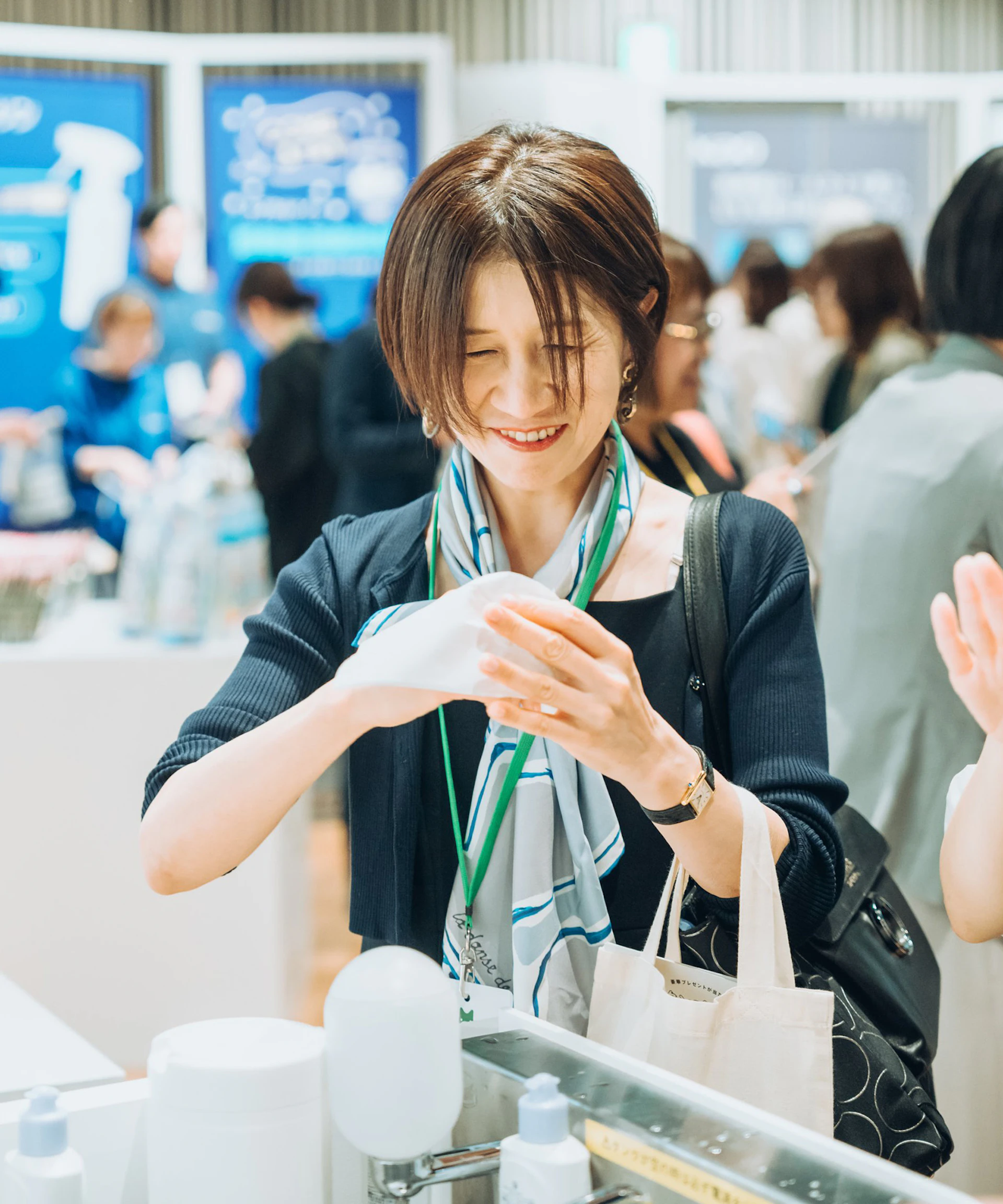 ビオレZeroを試しているブロガーの様子