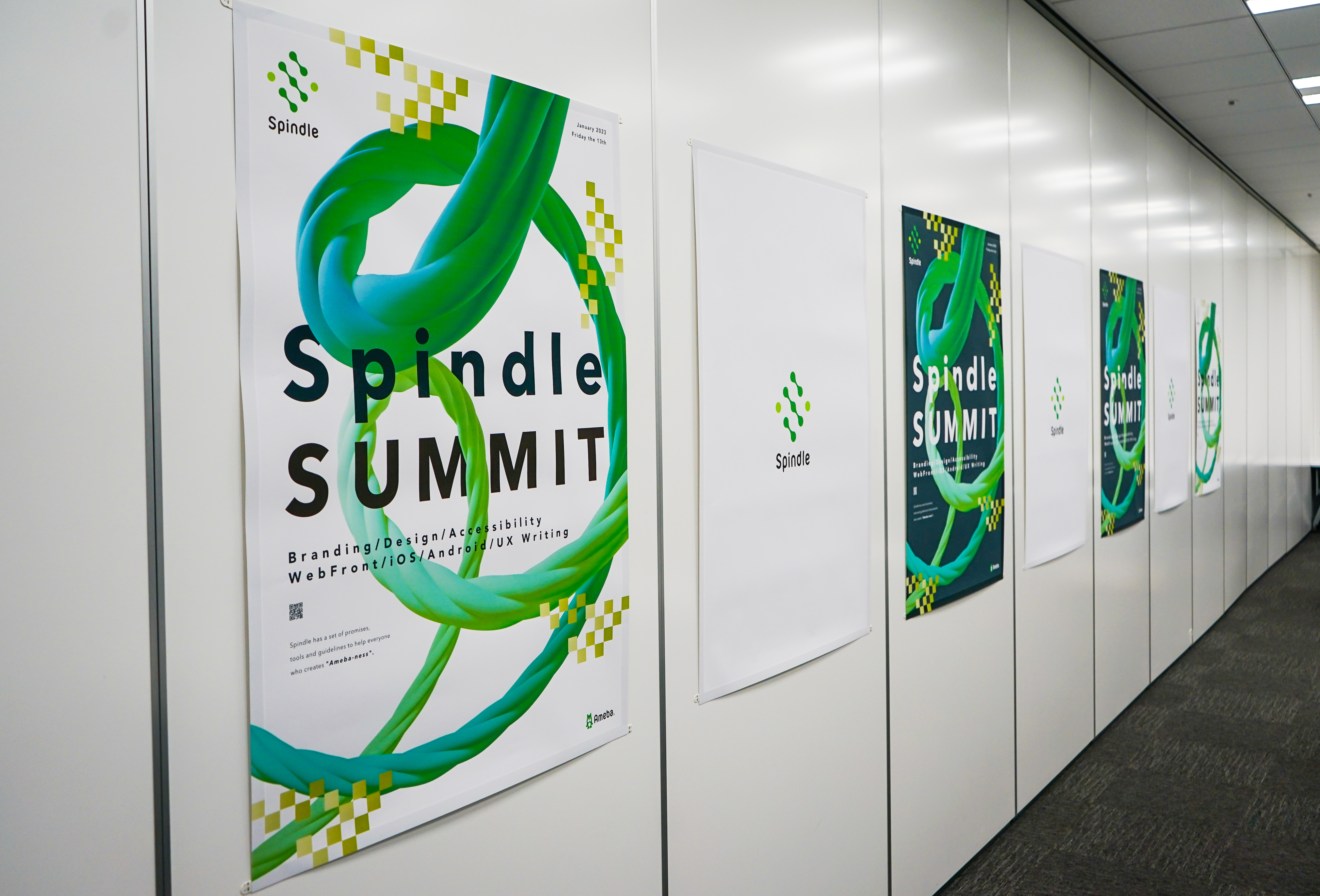 会場の壁には複数種類のポスターが横並びに貼られている