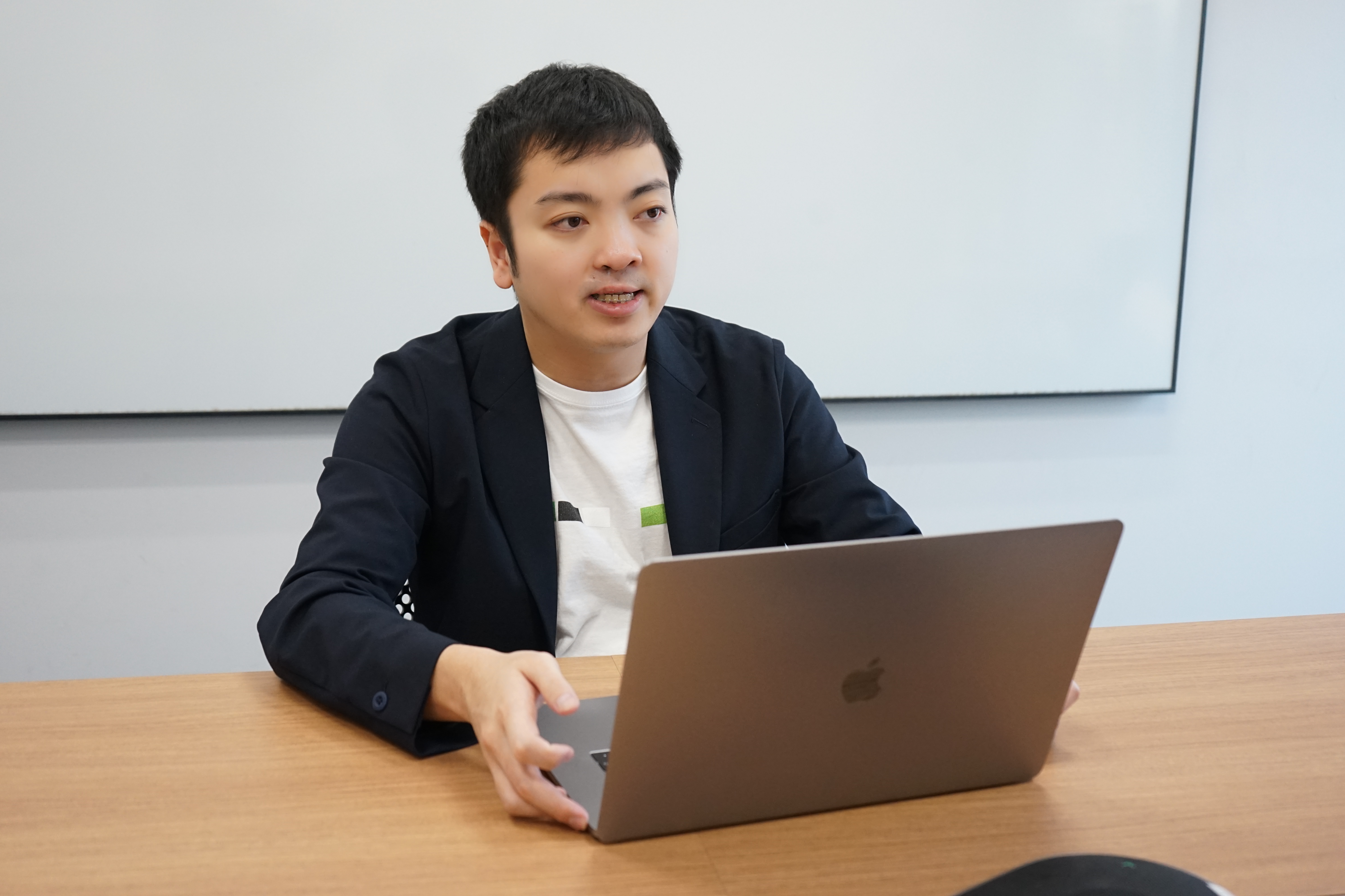 Yatteikiの活動について説明している柳