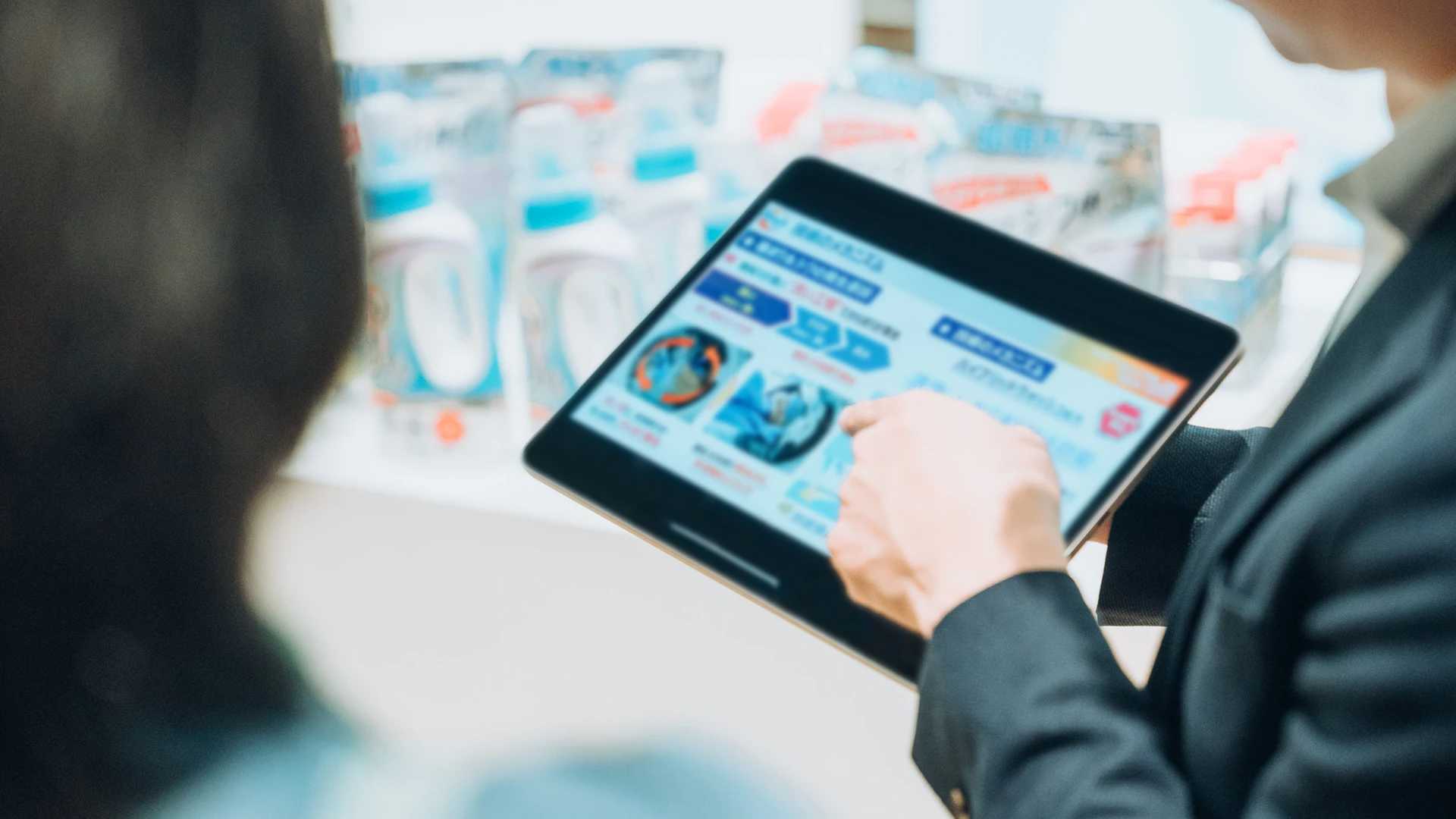 アタック抗菌EX ラク干しプラスの説明をしている様子