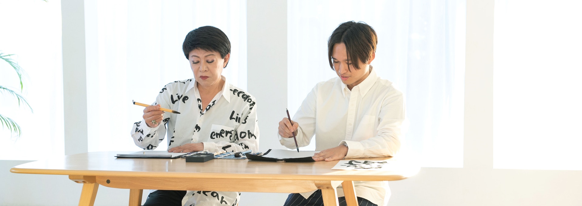 【画像】美川さんとAmeba菊地が書道をする様子