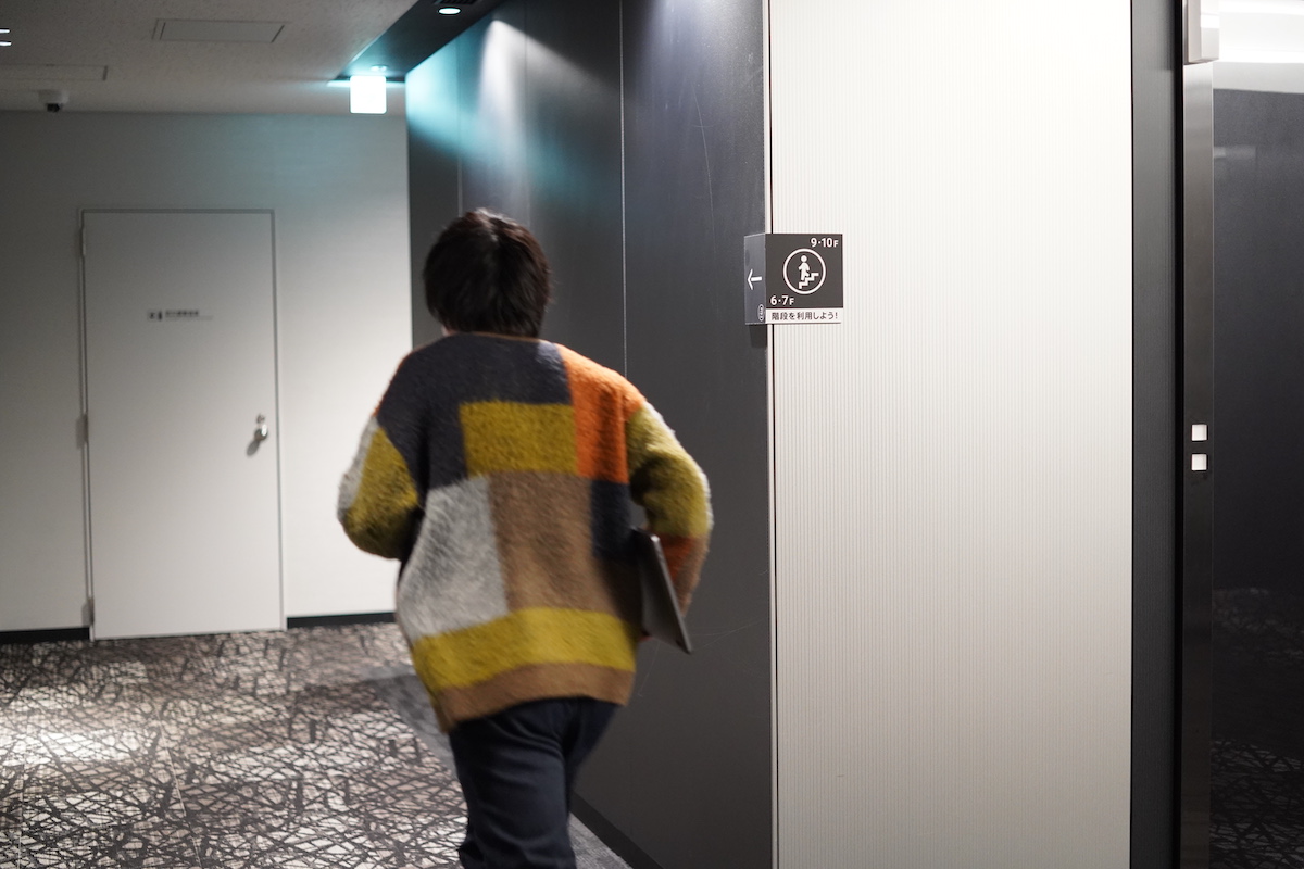 急いで移動する池田さん