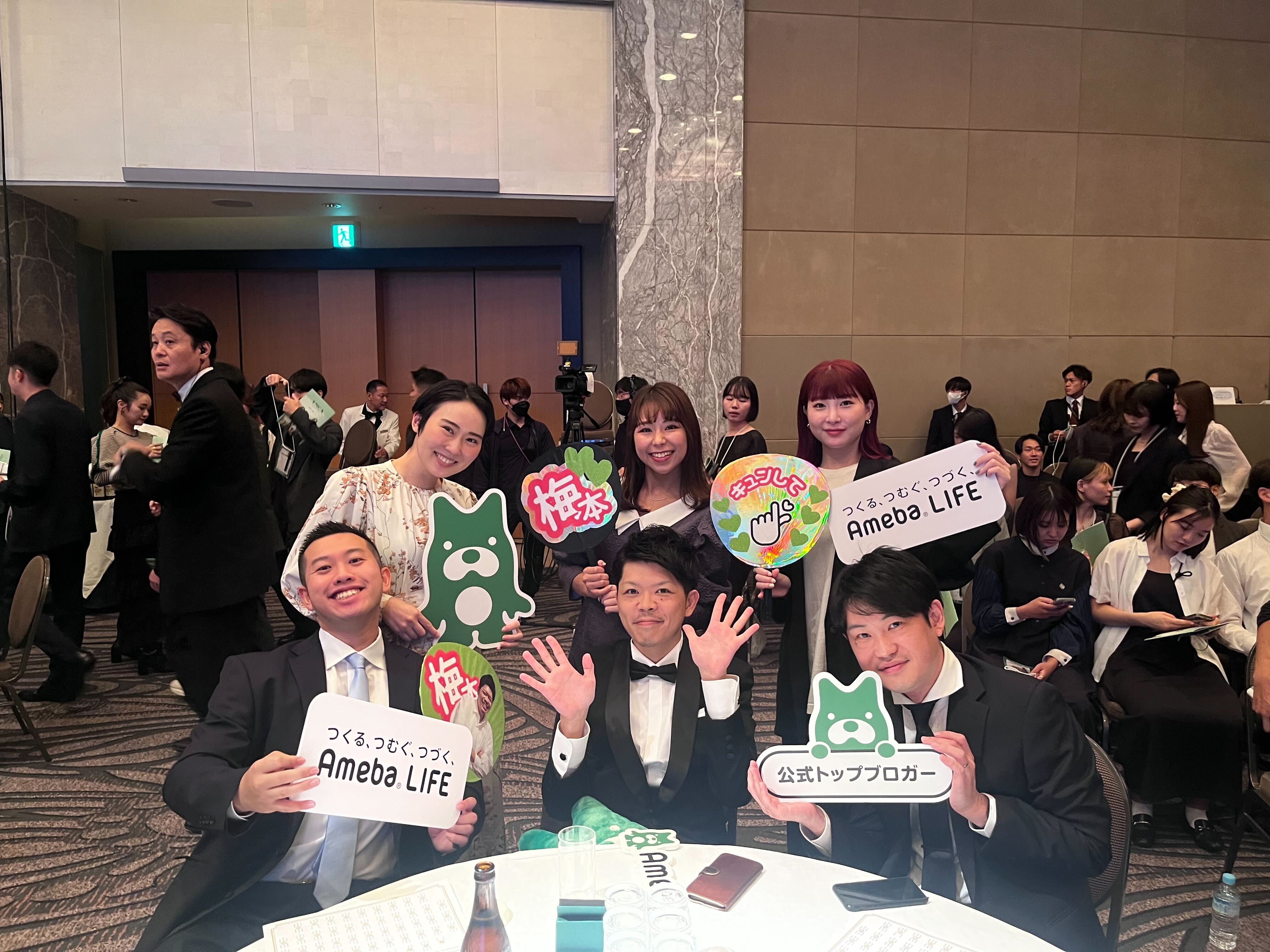 梅本拓馬さんとチームメンバーの写真