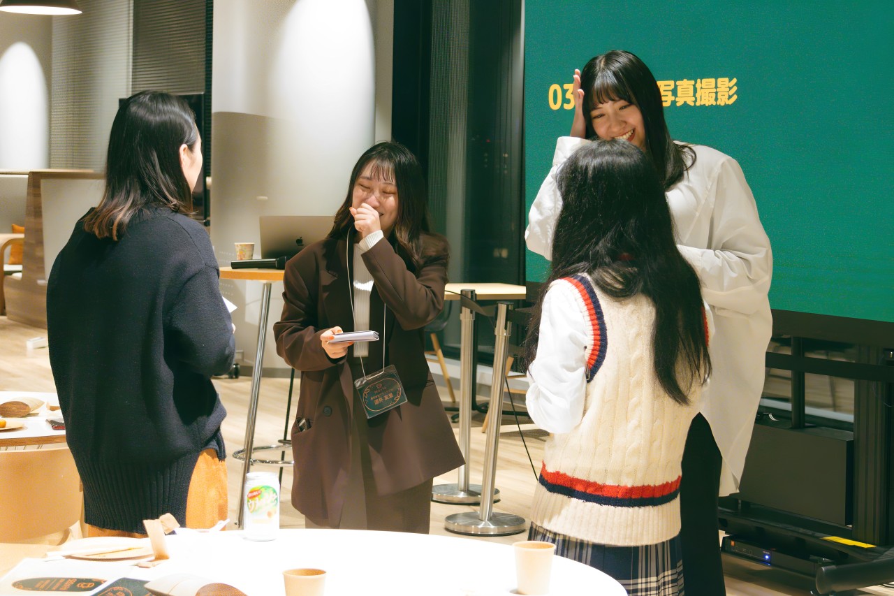 歓談している参加者