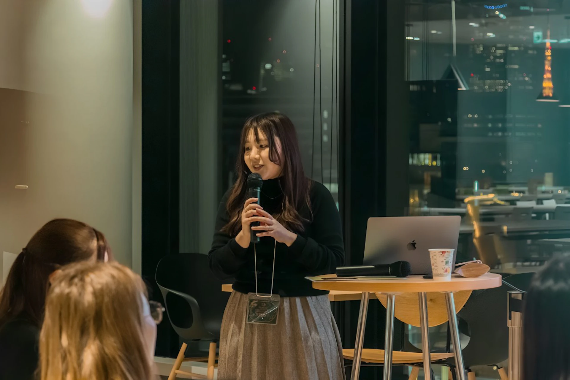 登壇している女性