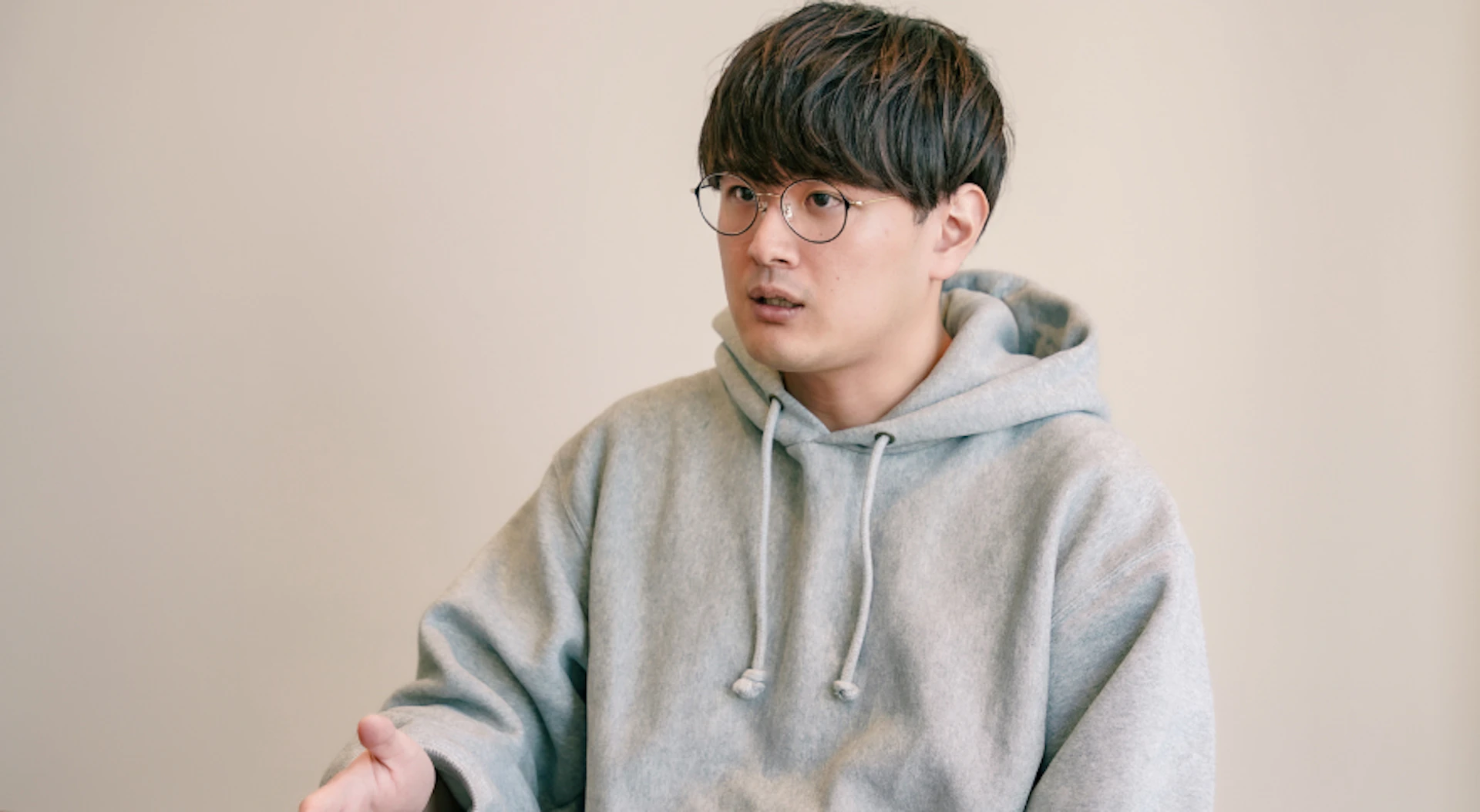 インタビューに答える三木