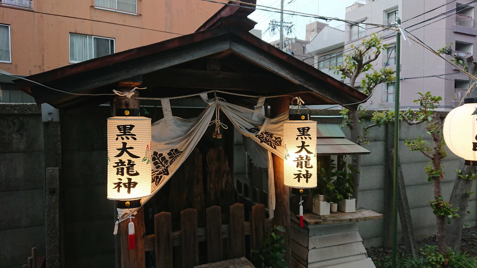 ホテルの斜め前の鈴之御前社でコロナ対策の下「茅の輪くぐり」の神事が行われました。