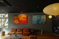 「熱」と「冷」を描いた2枚の絵画をロビーに展示