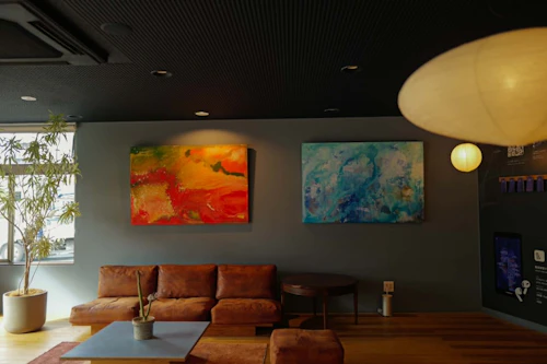 「熱」と「冷」を描いた2枚の絵画をロビーに展示