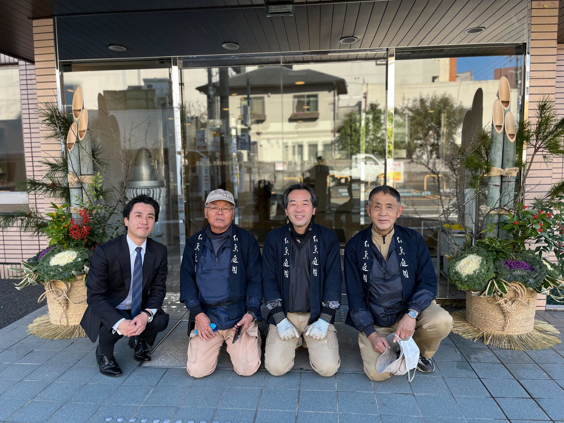 今年も白鳥庭園さんにホテル入口に門松を設置頂きました。