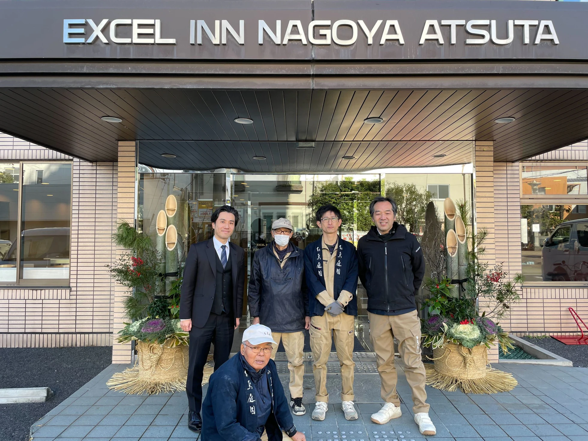 白鳥庭園さんに門松を設置いただきました