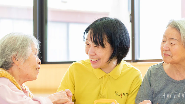 介護職員が入居者と談笑している様子