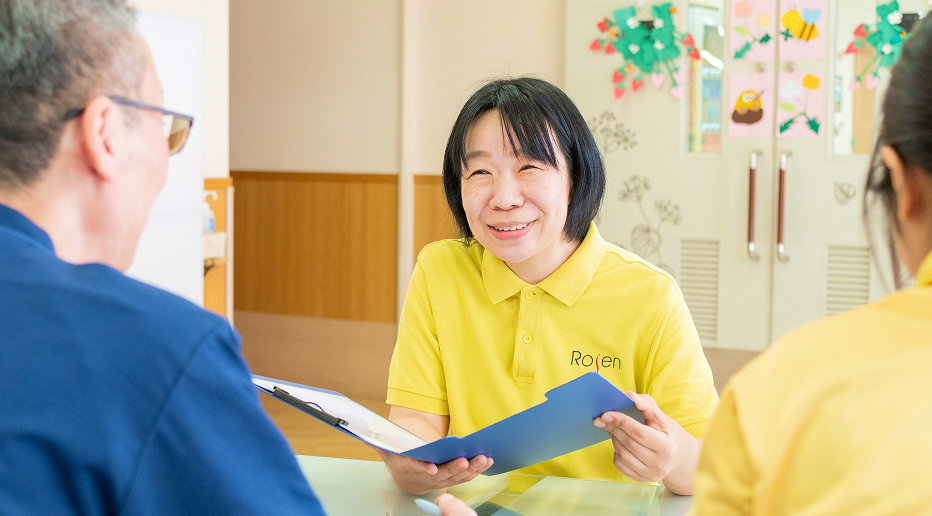 職員同士でミーティングする介護職員の女性の様子