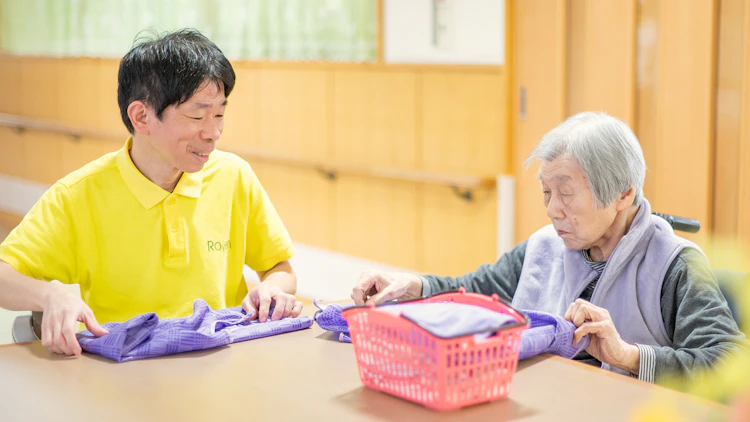 高齢者施設の介護職員がご利用者と談笑している様子