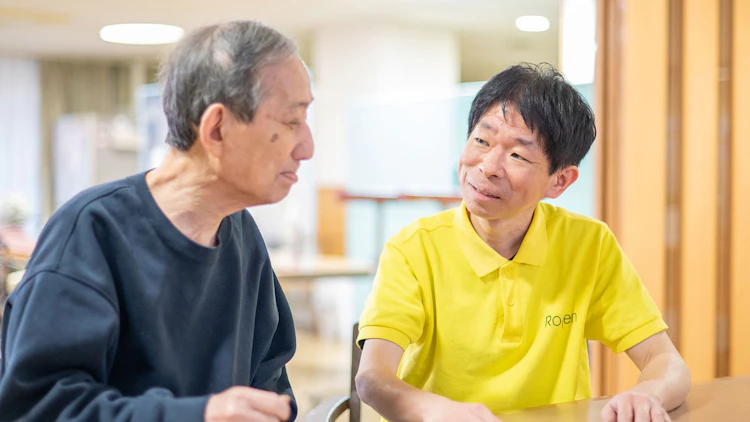 高齢者施設の介護職員がご利用者のケアをしている様子