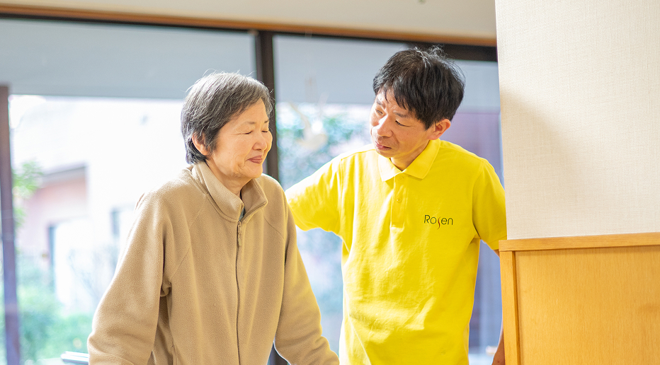 高齢者施設の介護職員がご利用者の女性と会話している様子