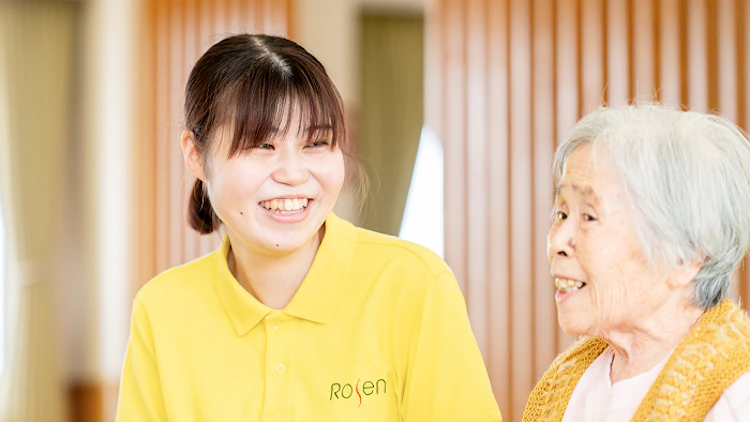 入居者と笑顔で話す介護職員