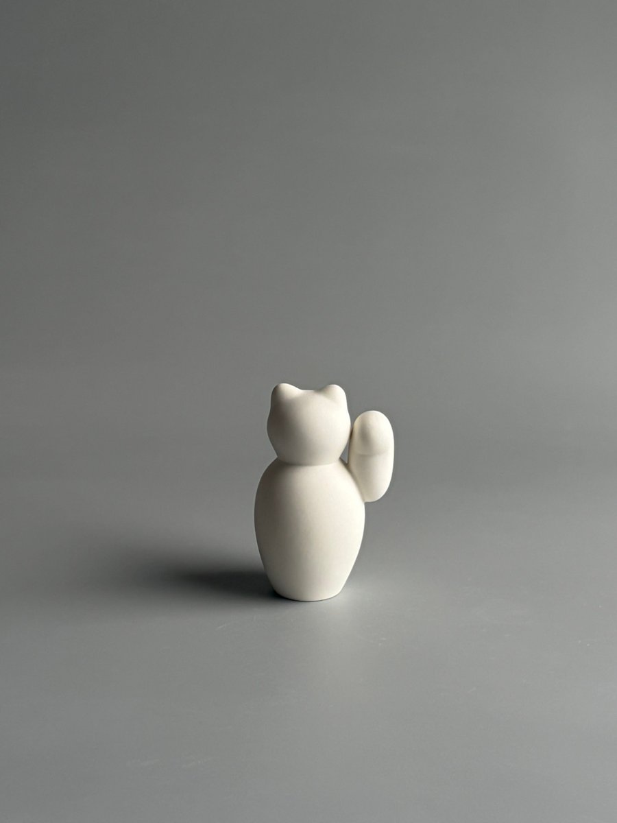 菊池俊治さんの招き猫「manekineko」（白）