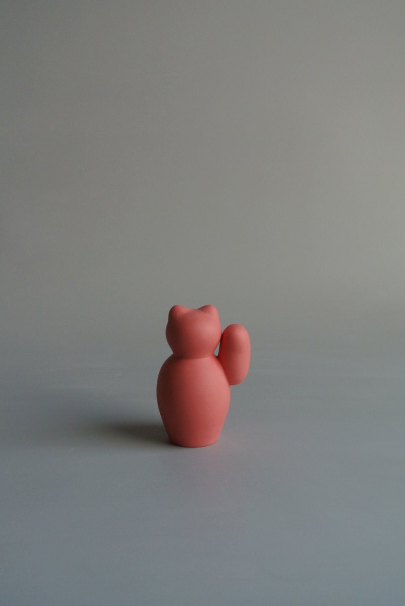 菊池俊治さんの招き猫「manekineko」(赤)