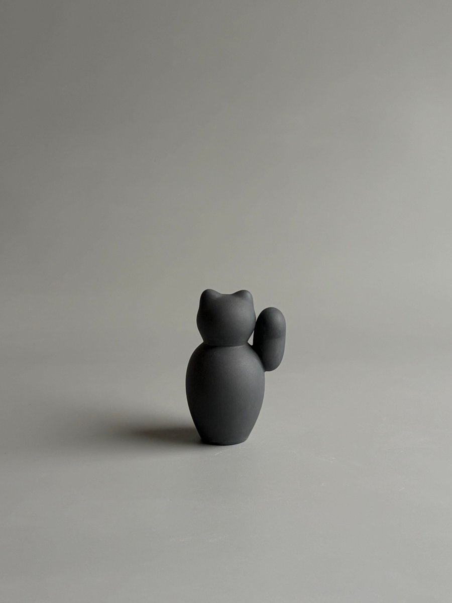 菊池俊治さんの招き猫「manekineko」（黒）