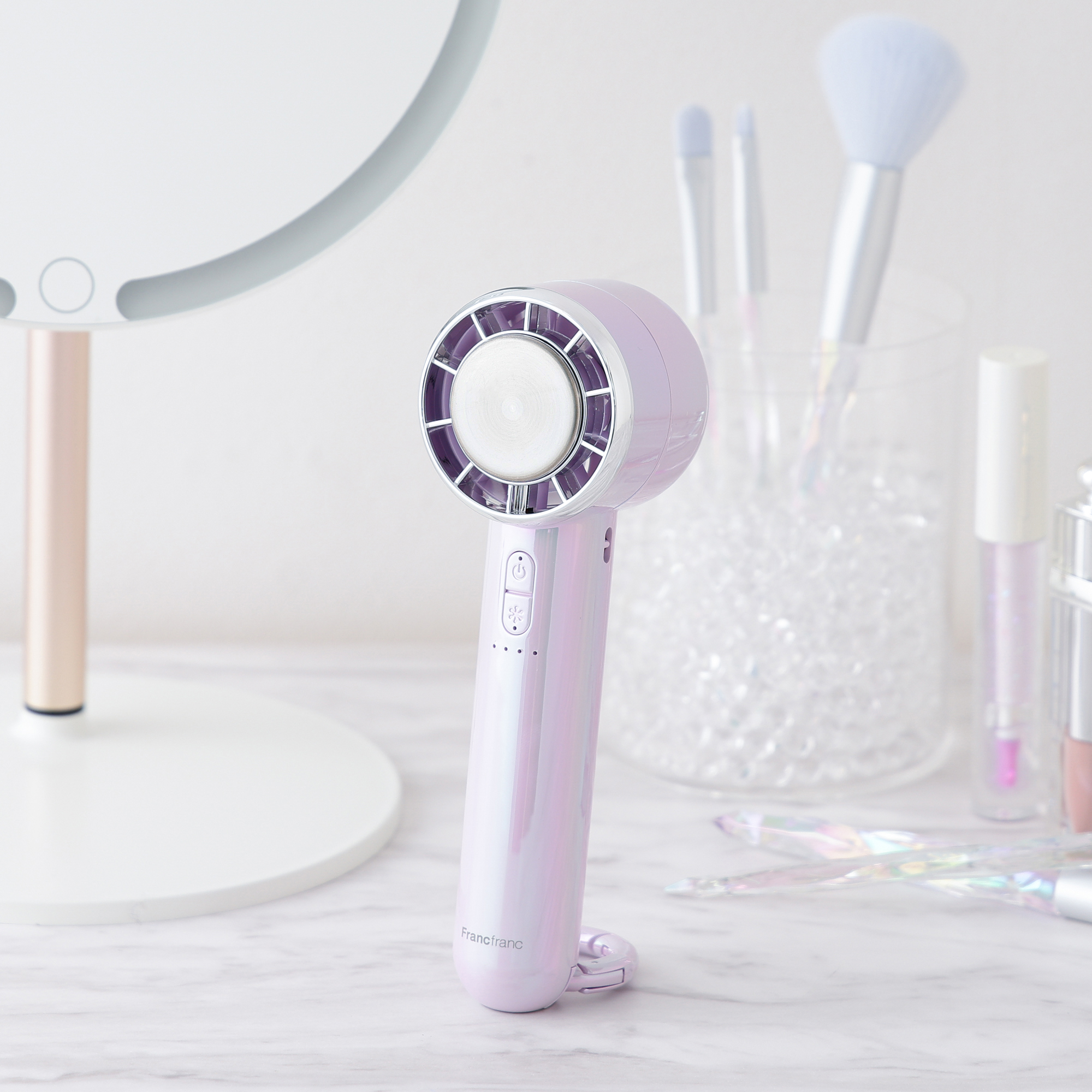 立ててデスクでも使用可能