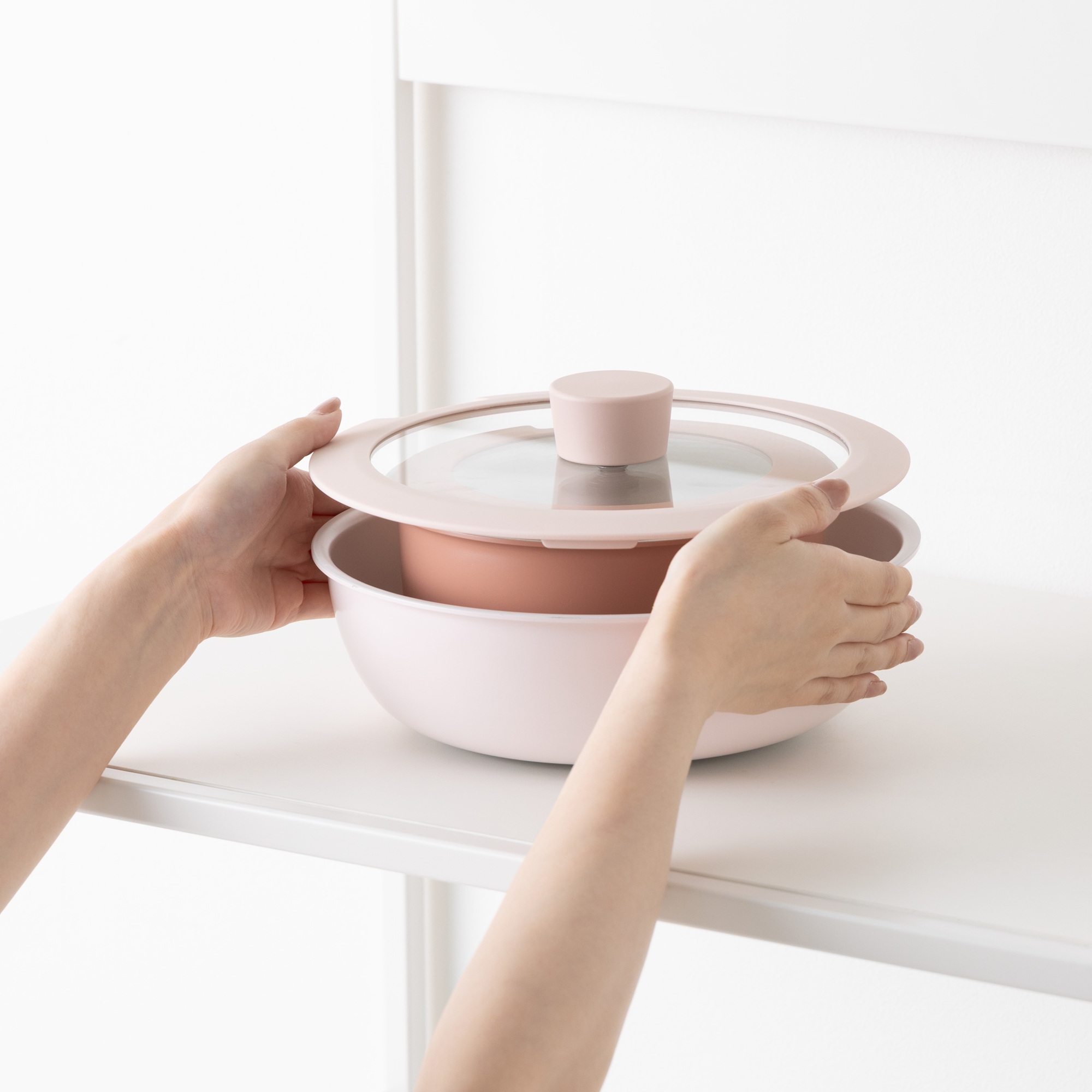 重ねて省スペース収納。調理から食卓まで使える鍋・フライパンセット