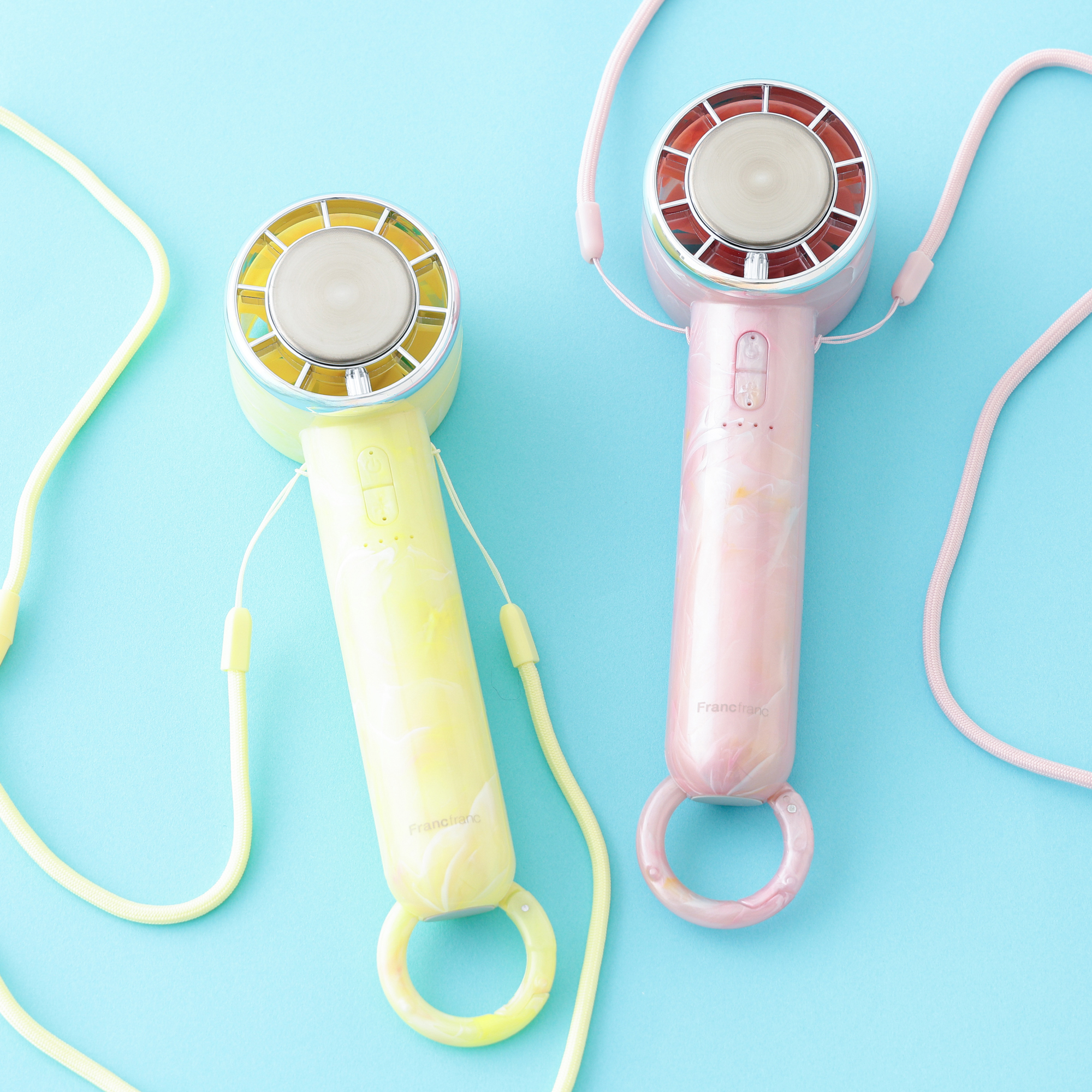 付属のストラップで持ち歩きにも便利